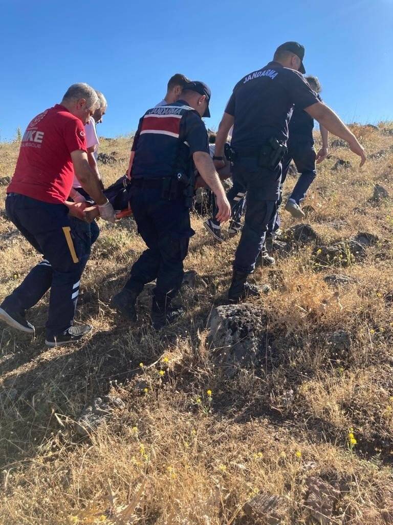 Kaçan keçiyi yakalamak isterken kayalılardan yuvarlandı