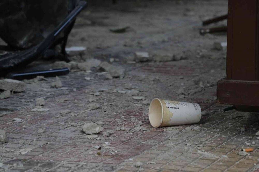 Kahve içerken üstlerine beton parçaları düştü: 1’i ağır 2 yaralı