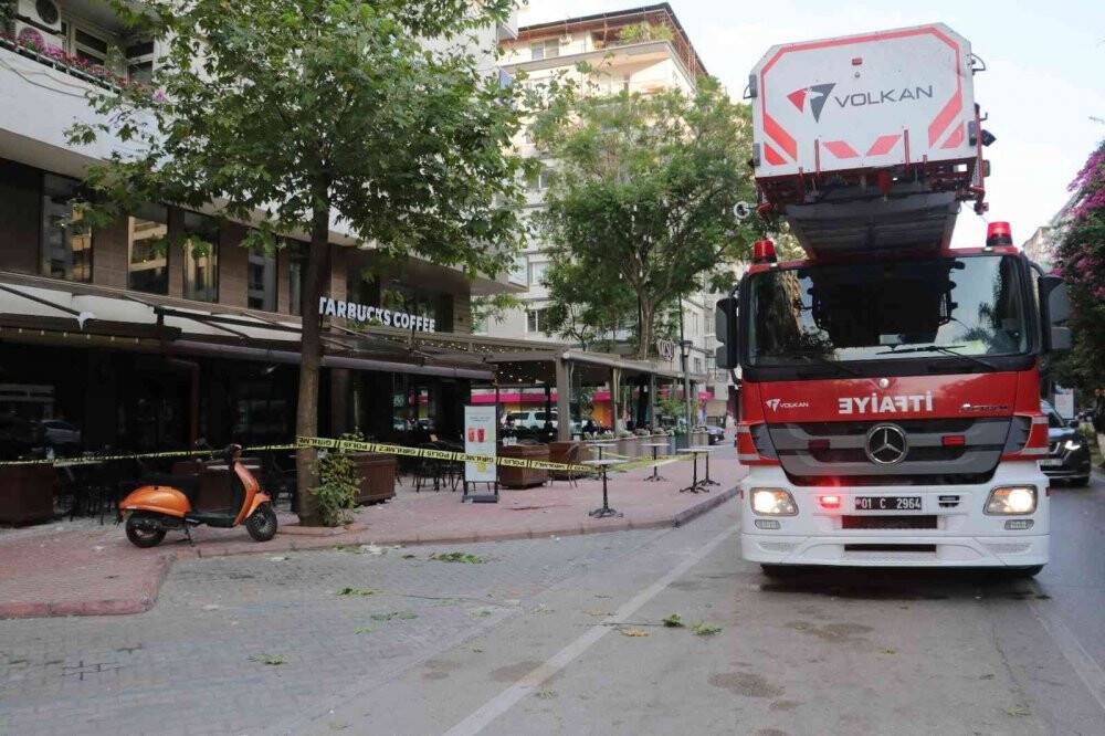 Kahve içerken üstlerine beton parçaları düştü: 1’i ağır 2 yaralı