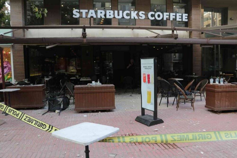 Kahve içerken üstlerine beton parçaları düştü: 1’i ağır 2 yaralı