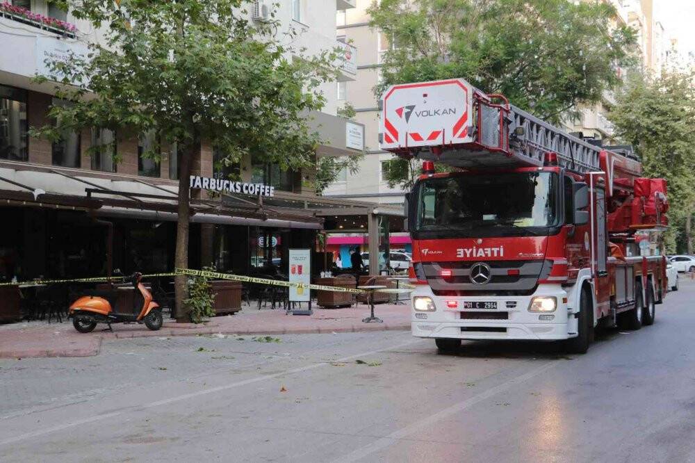 Kahve içerken üstlerine beton parçaları düştü: 1’i ağır 2 yaralı