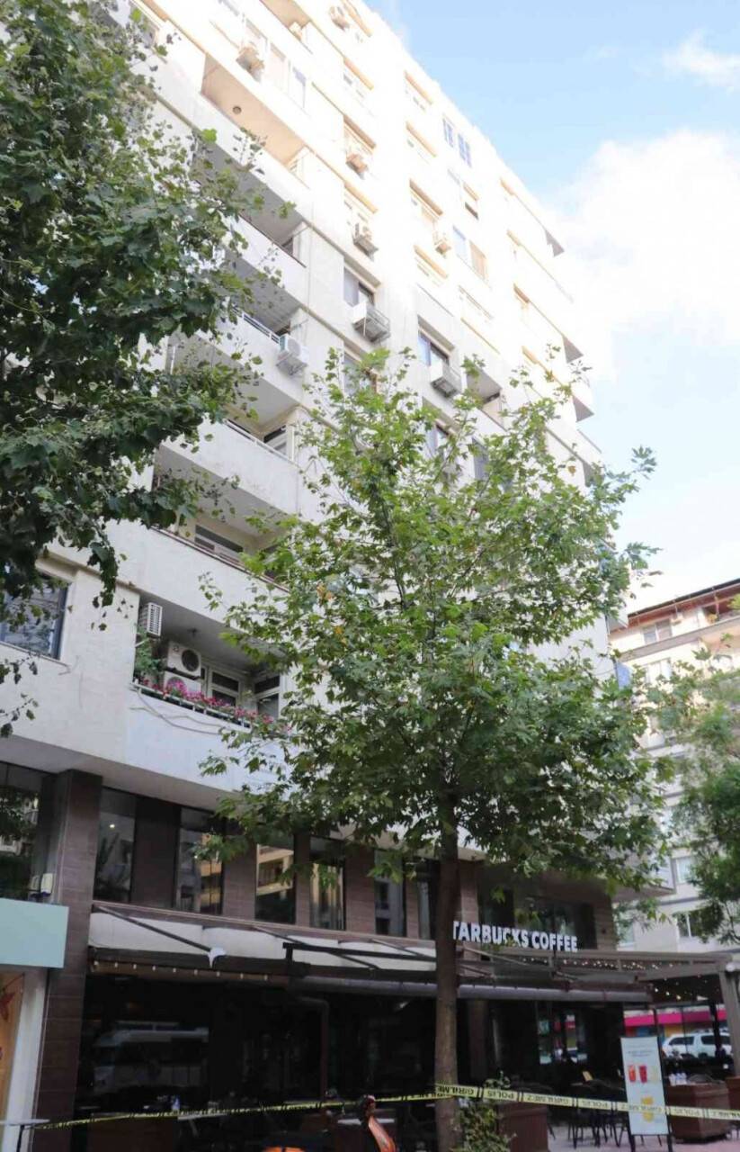 Kahve içerken üstlerine beton parçaları düştü: 1’i ağır 2 yaralı