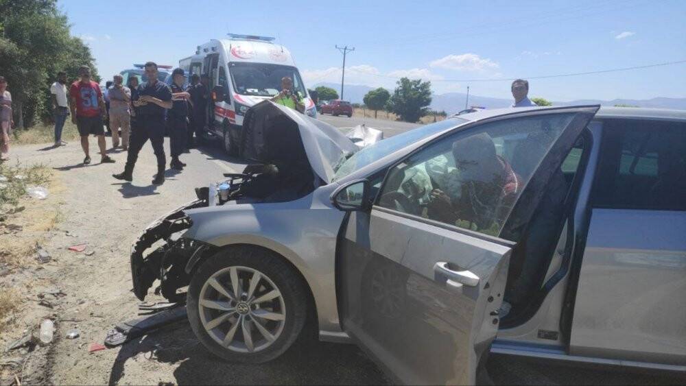 Otomobil park halindeki iki minibüse çarptı: 7 yaralı