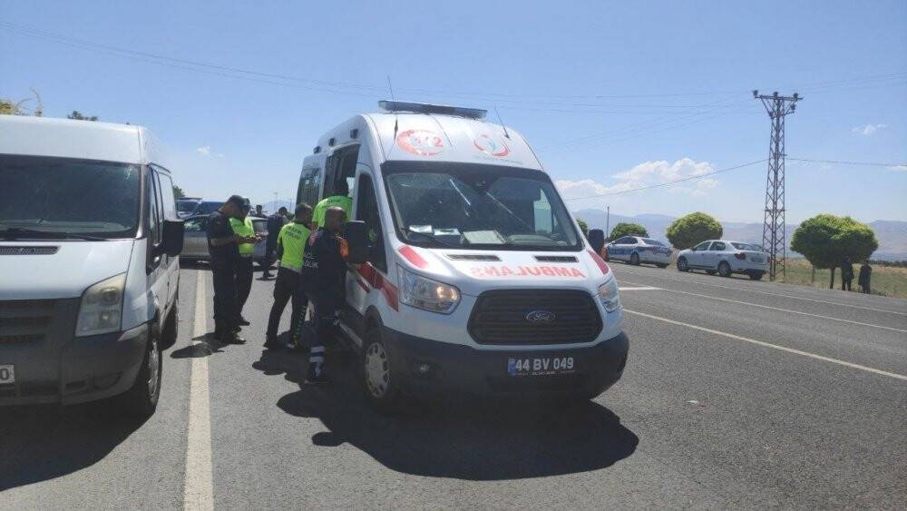 Otomobil park halindeki iki minibüse çarptı: 7 yaralı