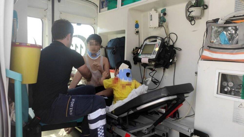 Otomobil park halindeki iki minibüse çarptı: 7 yaralı