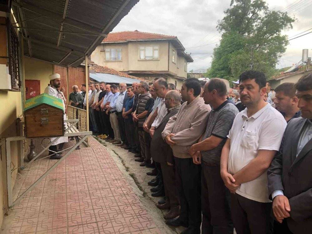 6. kattan düşerek ölen öğretmen toprağa verildi