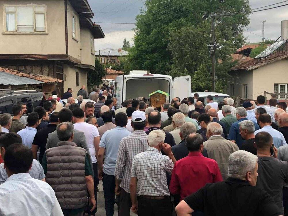 6. kattan düşerek ölen öğretmen toprağa verildi