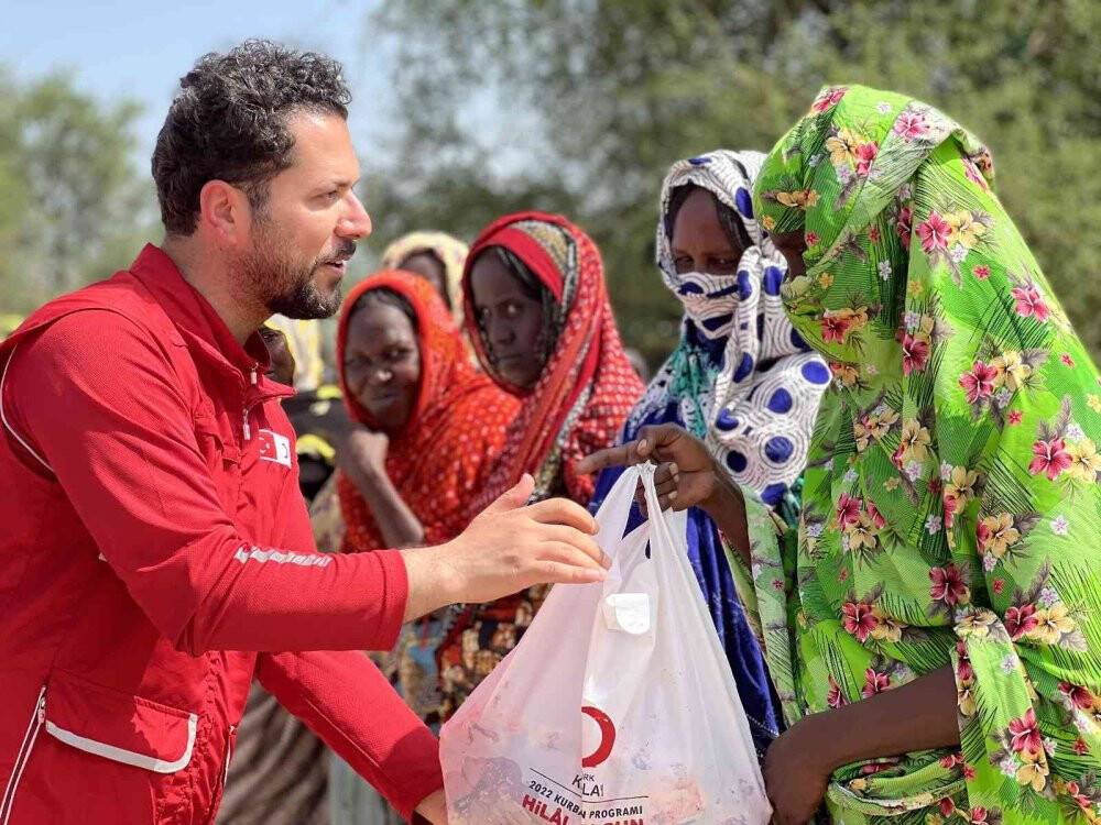 Kamerunlu göçmenlerin kampına ilk Türkiye ulaştı