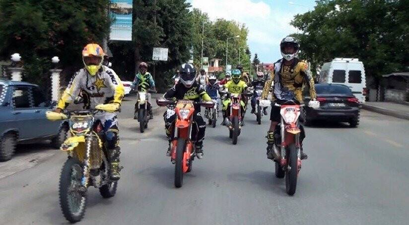 Kum üzerindeki motor yarışları nefes kesti