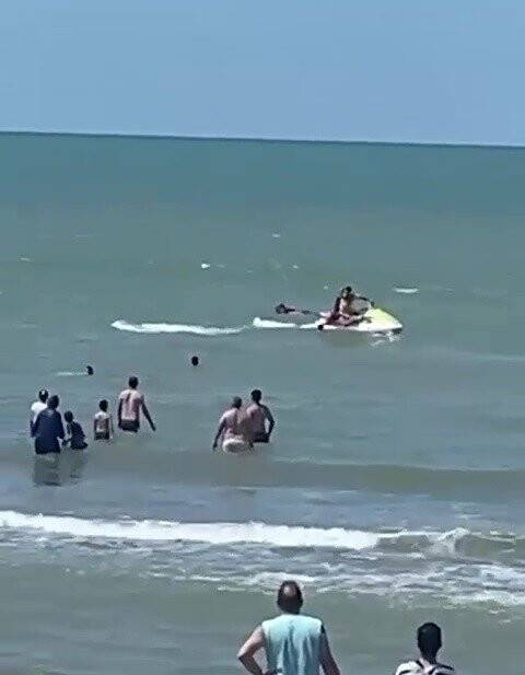 Serinlemek için girdiği denizde dalgalara kapıldı, cankurtaranın çabası anbean görüntülendi