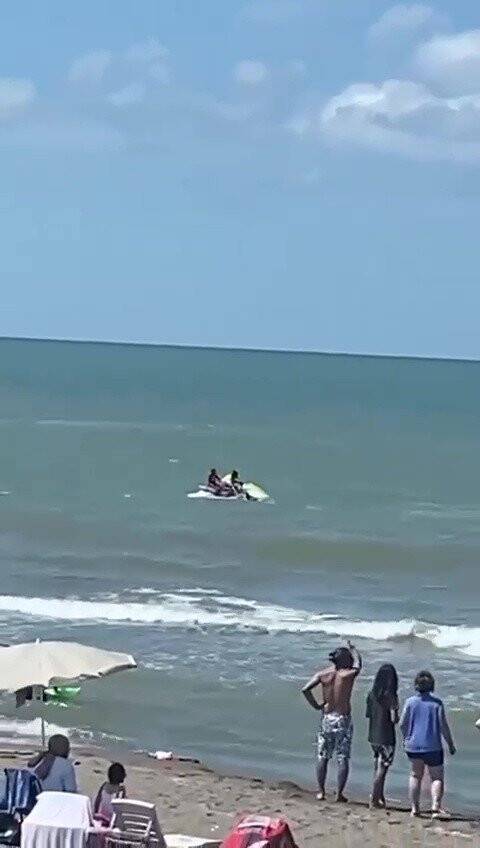 Serinlemek için girdiği denizde dalgalara kapıldı, cankurtaranın çabası anbean görüntülendi