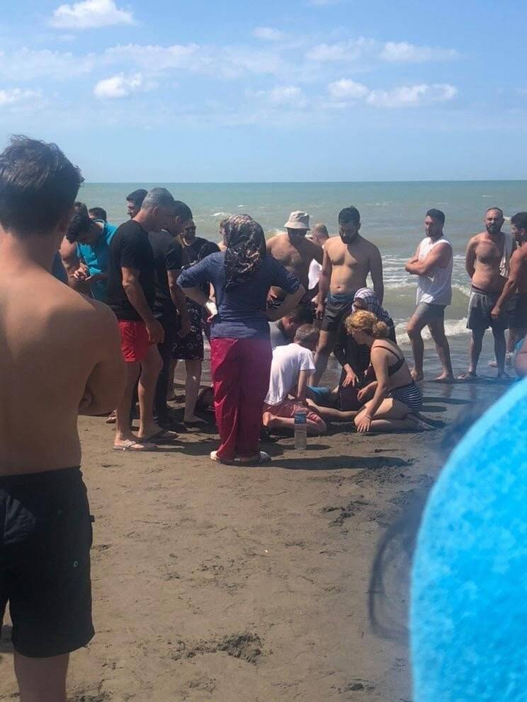 Serinlemek için girdiği denizde dalgalara kapıldı, cankurtaranın çabası anbean görüntülendi