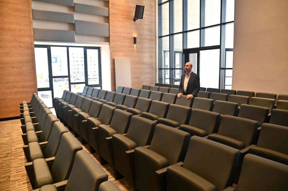 Başkan Pekyatırmacı Yeni Nesil Şehir Kütüphanesi'nde incelemelerde bulundu.