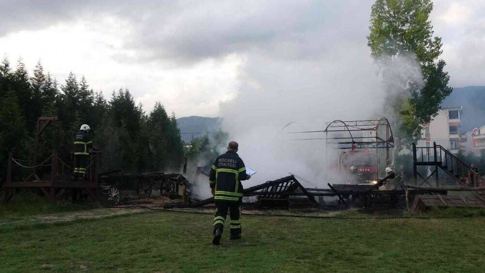 Eğlence kasabası alev alev yandı
