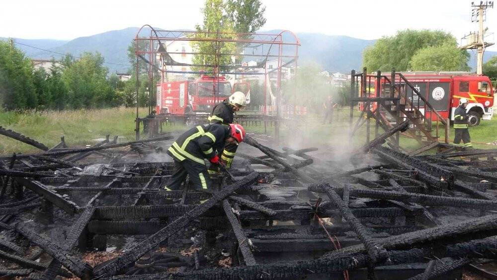Eğlence kasabası alev alev yandı