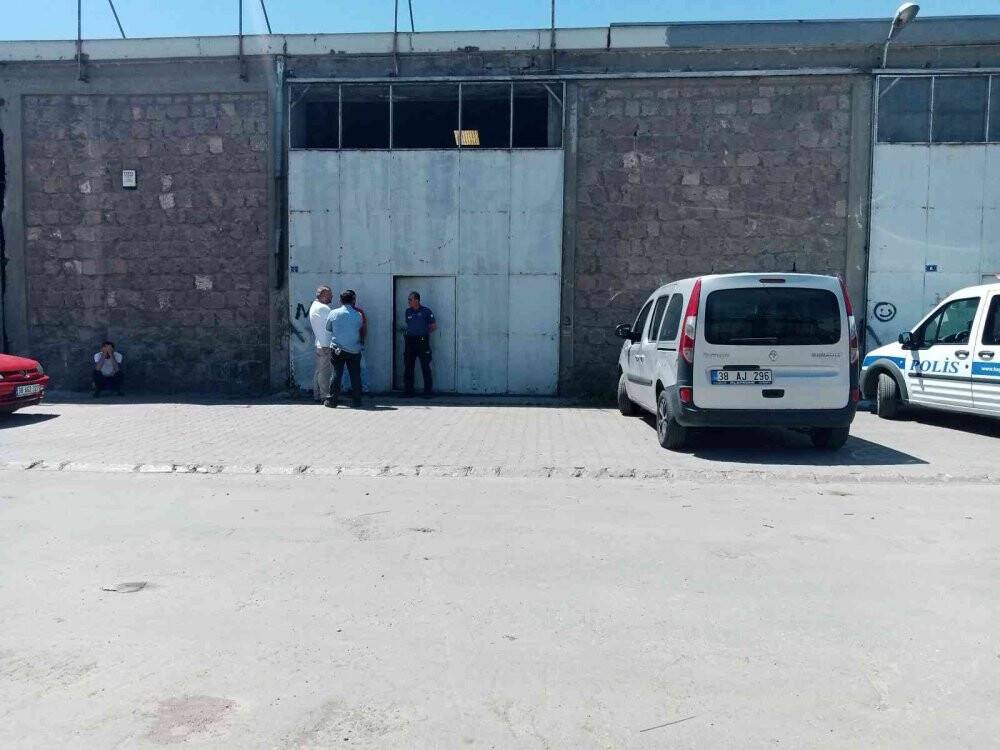 Kayısı toplamak için çıktığı çatıdan düşüp öldü