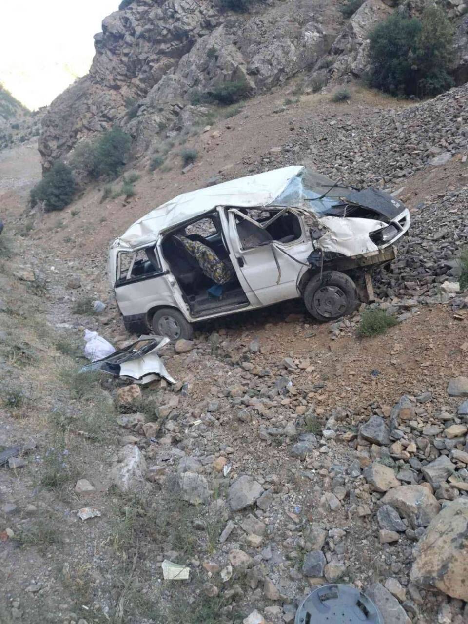 Kontrolden çıkan minibüs takla attı: 2 ölü, 8 yaralı