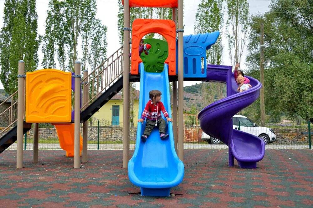 Meram'ın merkeze uzak mahallelerindeki 41 park yenilenerek modern bir görünüme kavuştu