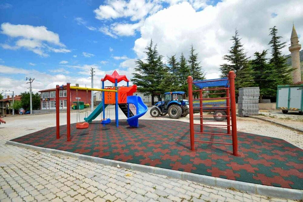 Meram'ın merkeze uzak mahallelerindeki 41 park yenilenerek modern bir görünüme kavuştu