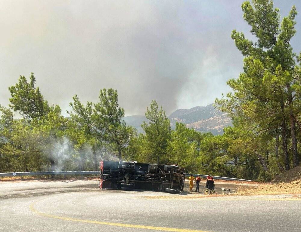 Yangına desteğe giden itfaiye aracı devrildi