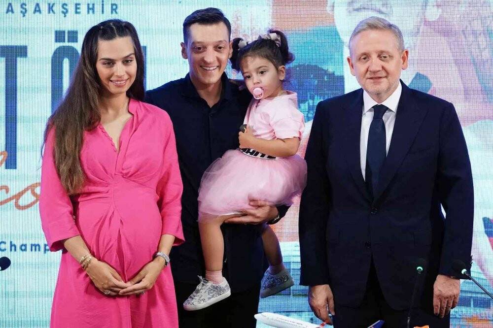 Mesut Özil, Başakşehir’e resmi imzayı attı