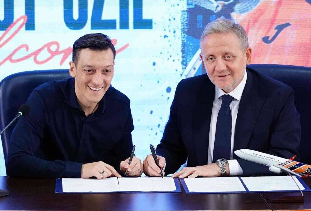 Mesut Özil, Başakşehir’e resmi imzayı attı