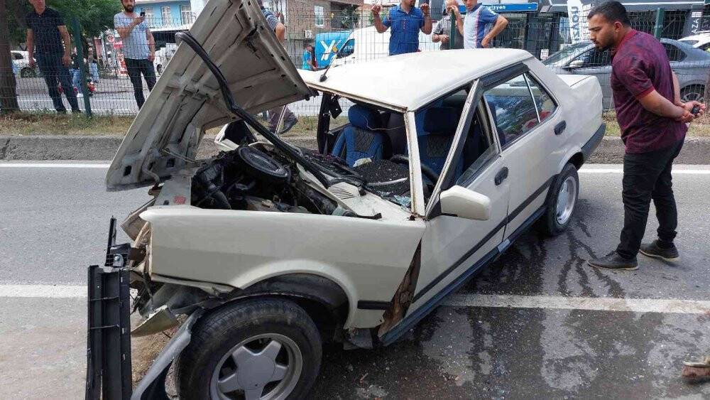 Parçalanan otomobilden sağ çıktı: Kaza anı kamerada