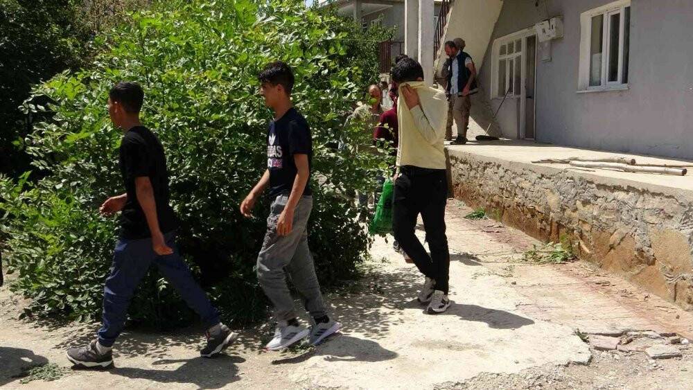 Polisten göçmen kaçakçılığı operasyonu