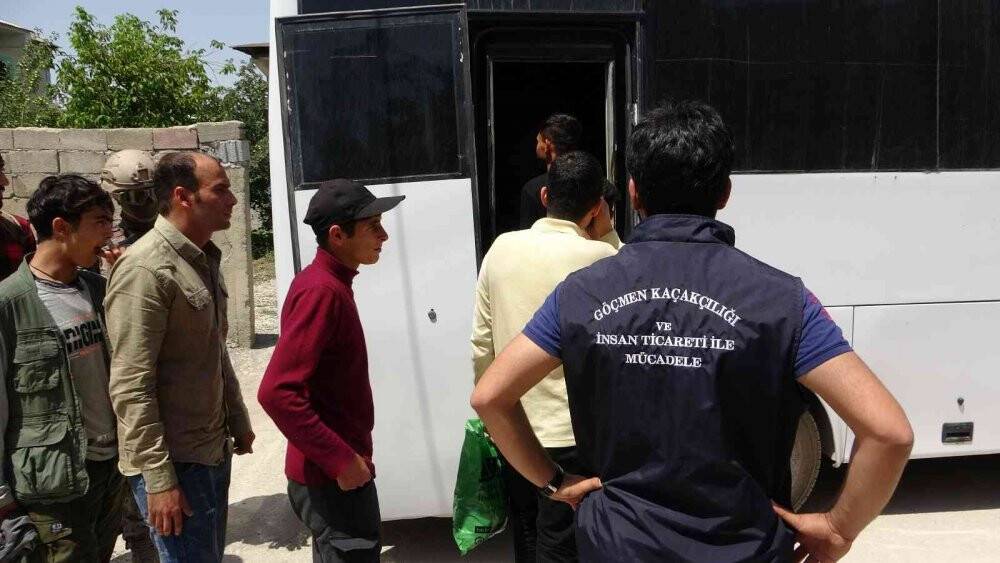 Polisten göçmen kaçakçılığı operasyonu