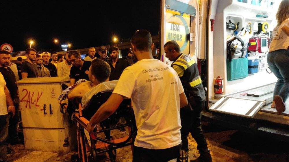 Şehrin göbeğinde bıçaklı kavga çıktı, 1 kişi yaralandı