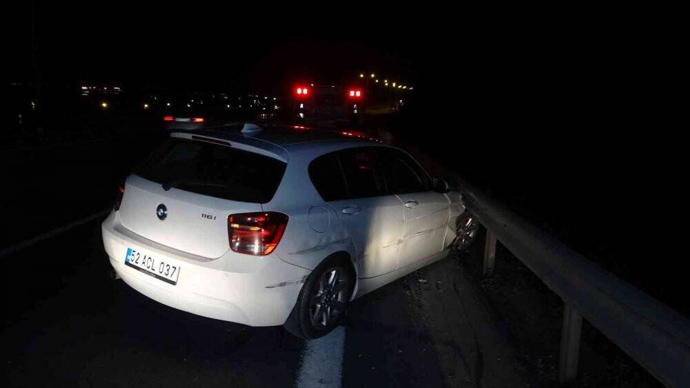 TEM’de otomobil bariyerlere çarptı