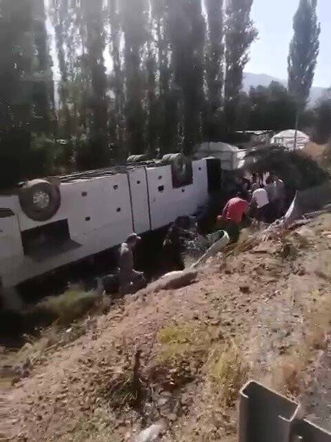 Tur otobüsünün devrilmesi sonucu 3’ü ağır 17 kişi yaralandı