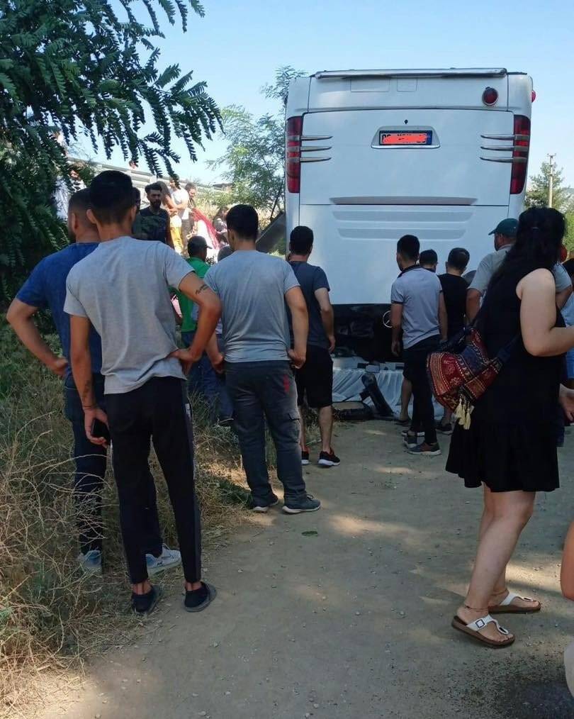 Tur otobüsünün devrilmesi sonucu 3’ü ağır 17 kişi yaralandı