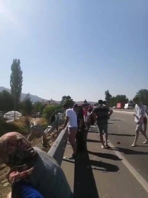 Tur otobüsünün devrilmesi sonucu 3’ü ağır 17 kişi yaralandı