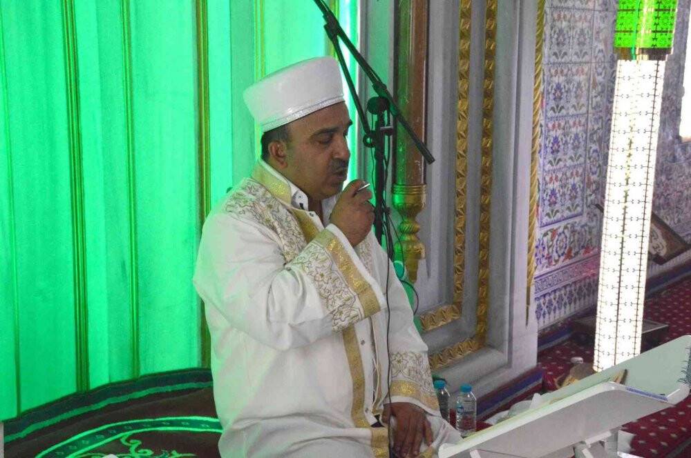 15 Temmuz anısına Cuma hutbesini ay yıldızlı cübbesiyle okudu