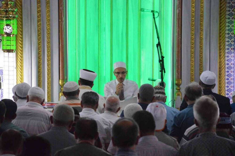15 Temmuz anısına Cuma hutbesini ay yıldızlı cübbesiyle okudu