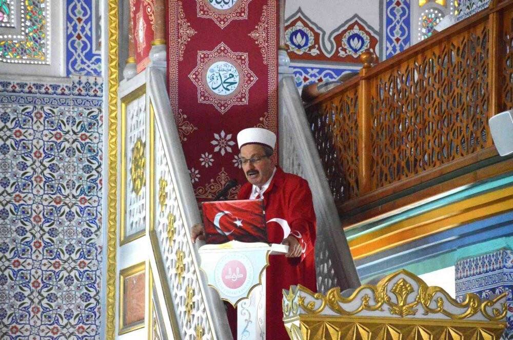 15 Temmuz anısına Cuma hutbesini ay yıldızlı cübbesiyle okudu