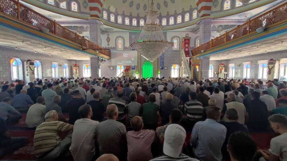 15 Temmuz anısına Cuma hutbesini ay yıldızlı cübbesiyle okudu