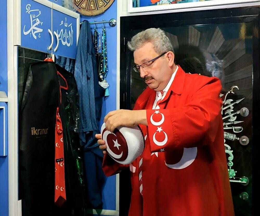 15 Temmuz anısına Cuma hutbesini ay yıldızlı cübbesiyle okudu