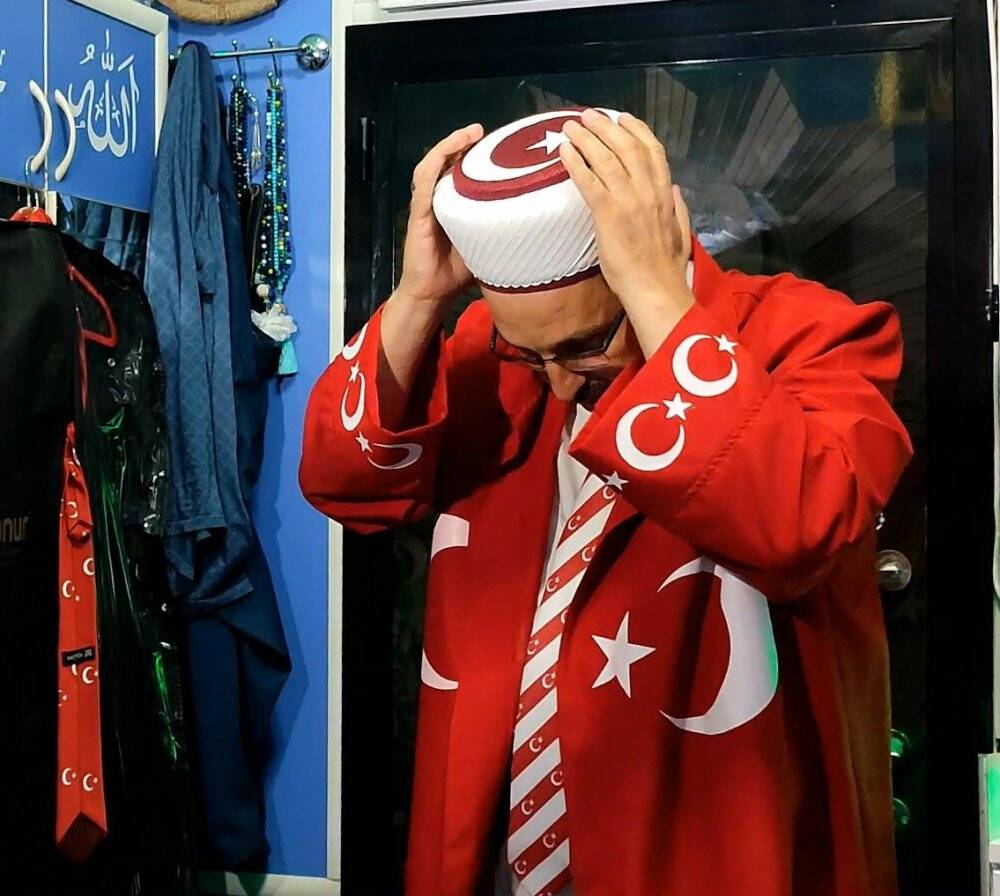 15 Temmuz anısına Cuma hutbesini ay yıldızlı cübbesiyle okudu