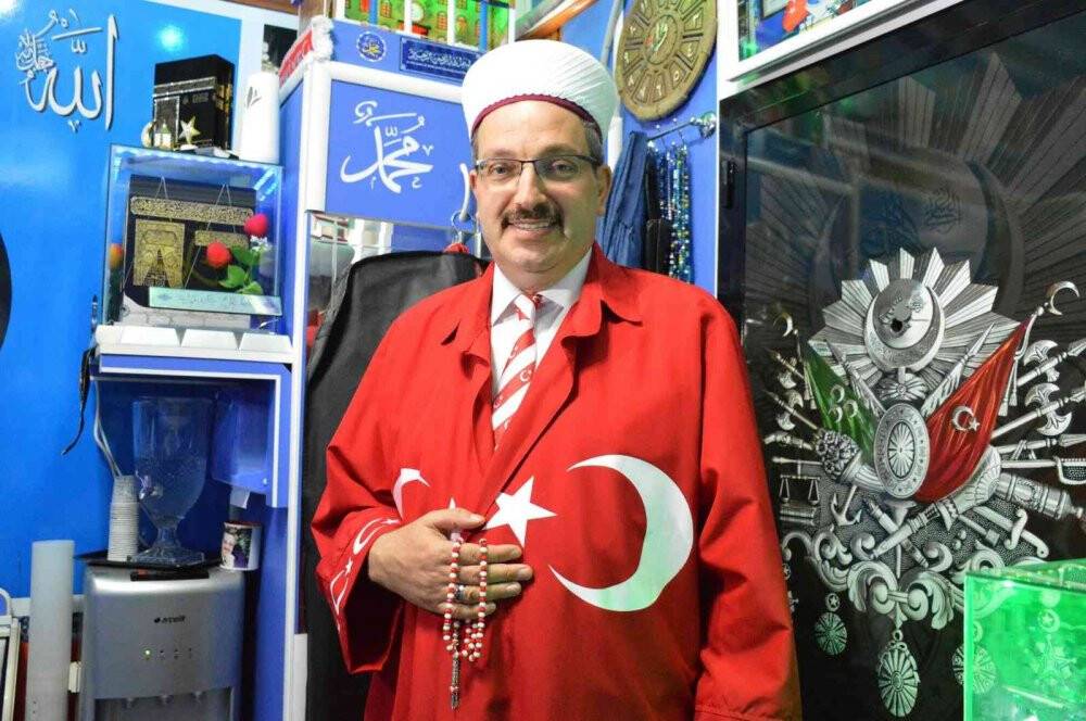 15 Temmuz anısına Cuma hutbesini ay yıldızlı cübbesiyle okudu