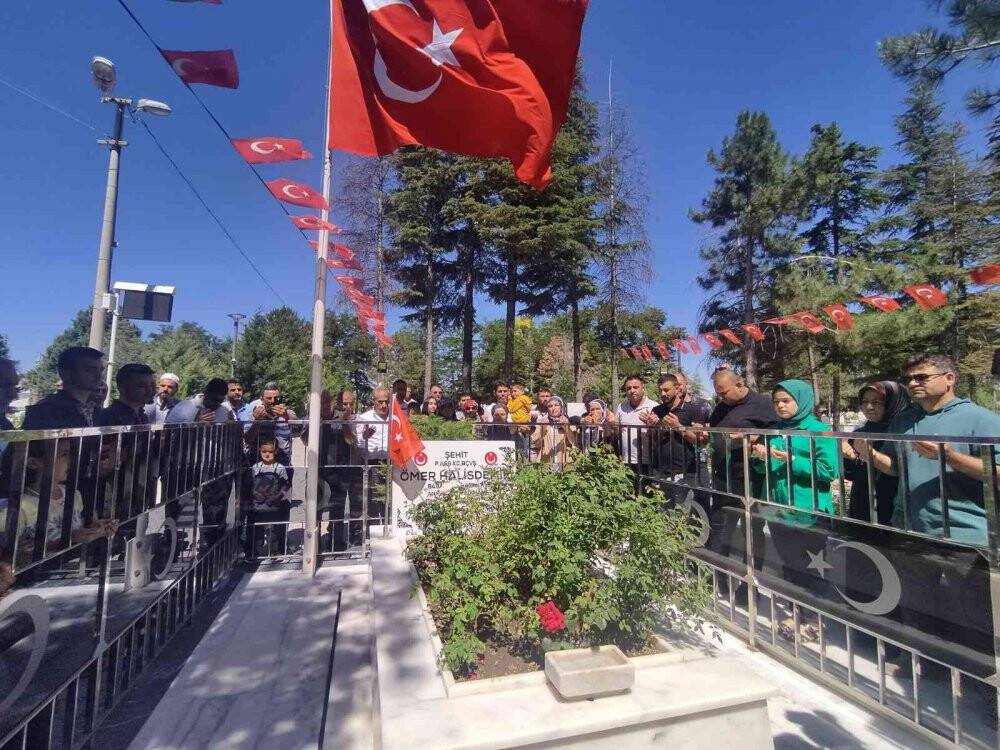 15 Temmuz kahramanı şehit Halisdemir’in kabrine ziyaretçi akını