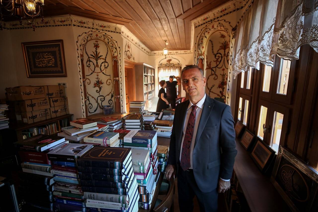 aa-20220715-28421334-28421332-turk-dunyasinin-edebi-kisiliklerinin-hayati-uluslararasi-festival-icin-filme-cekiliyor.jpg