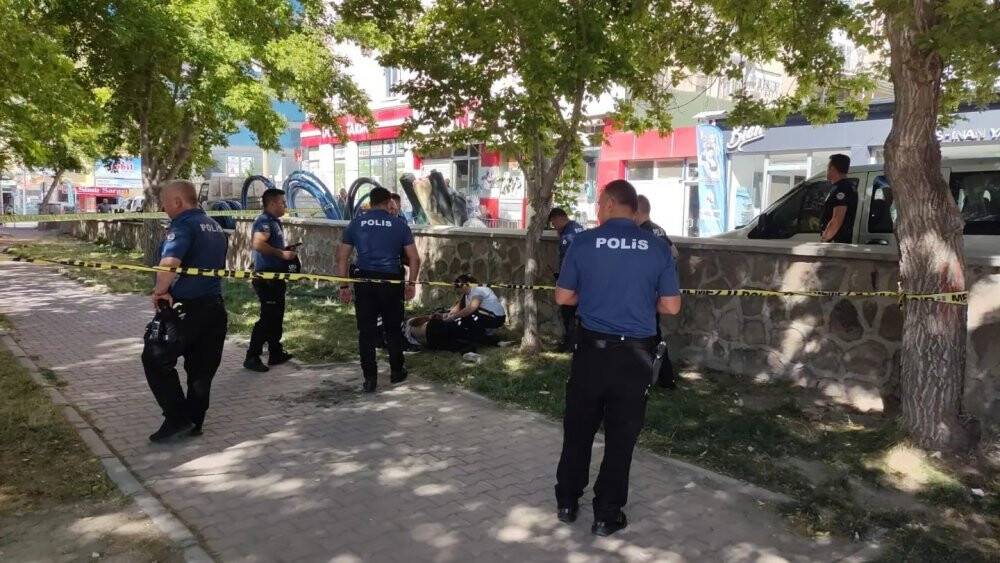 Adliye binası yanında ölü bulundu