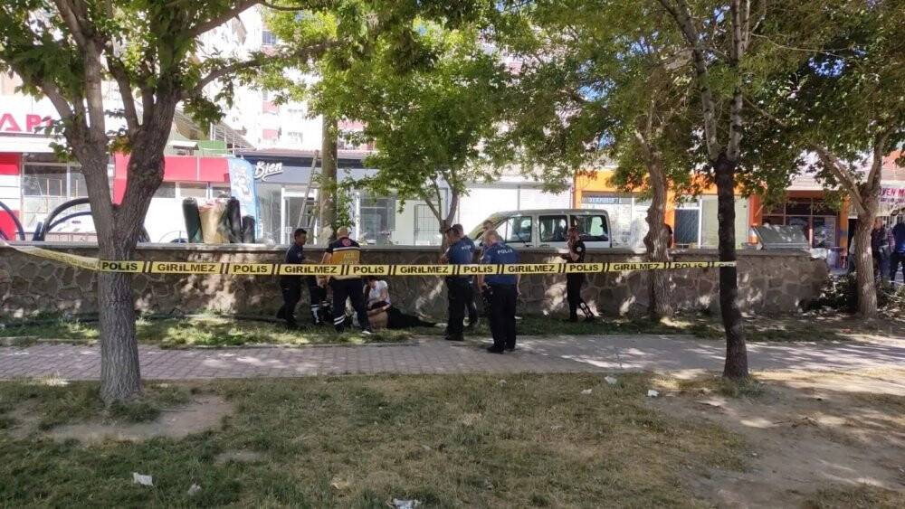 Adliye binası yanında ölü bulundu