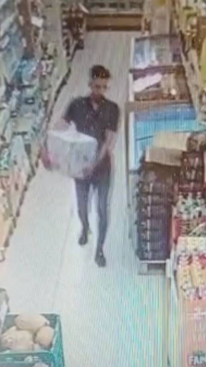 Elini kolunu sallayarak 700 TL değerinde yağ çaldı