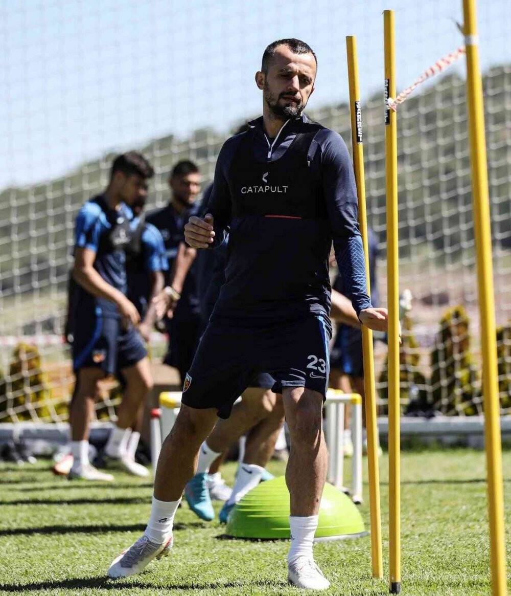Kayserispor kaptanı İlhan Parlak: "Kulübü sıkıntıya itecek transfer yapılmasına karşıyım"