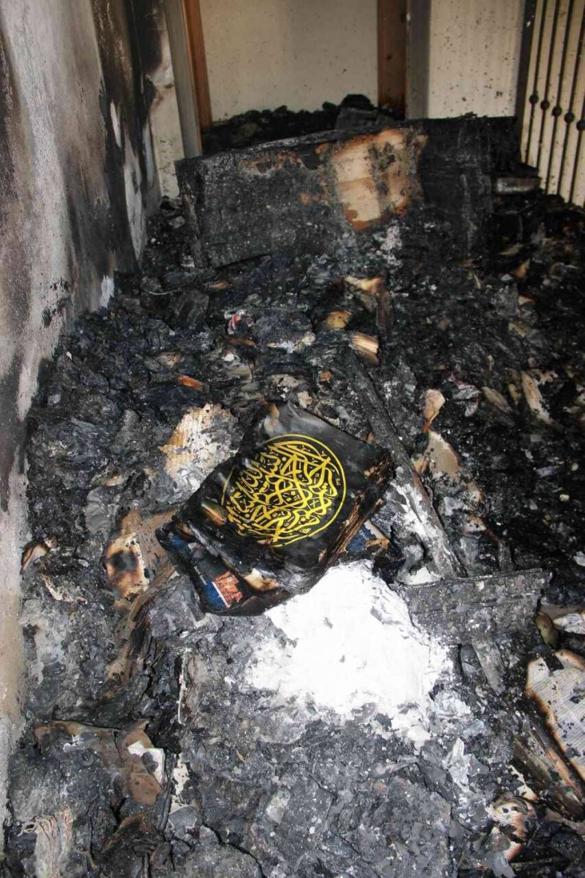 Odada her şey yandı, ‘Besmele’ yazısı yanmadı