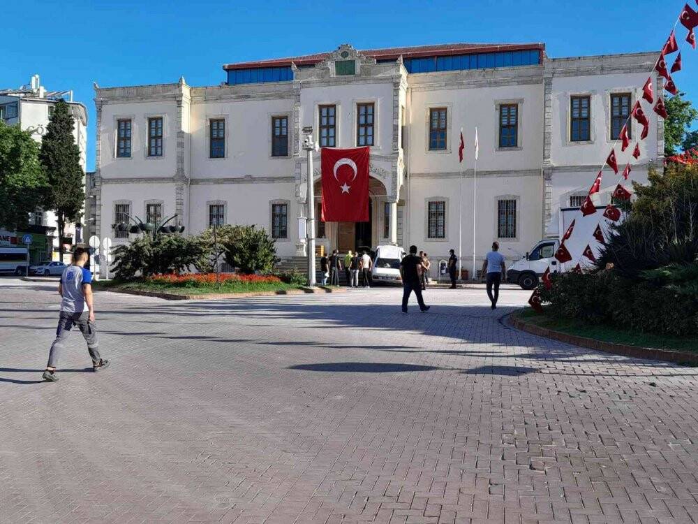 Otomobil adliye merdivenlerine çıktı