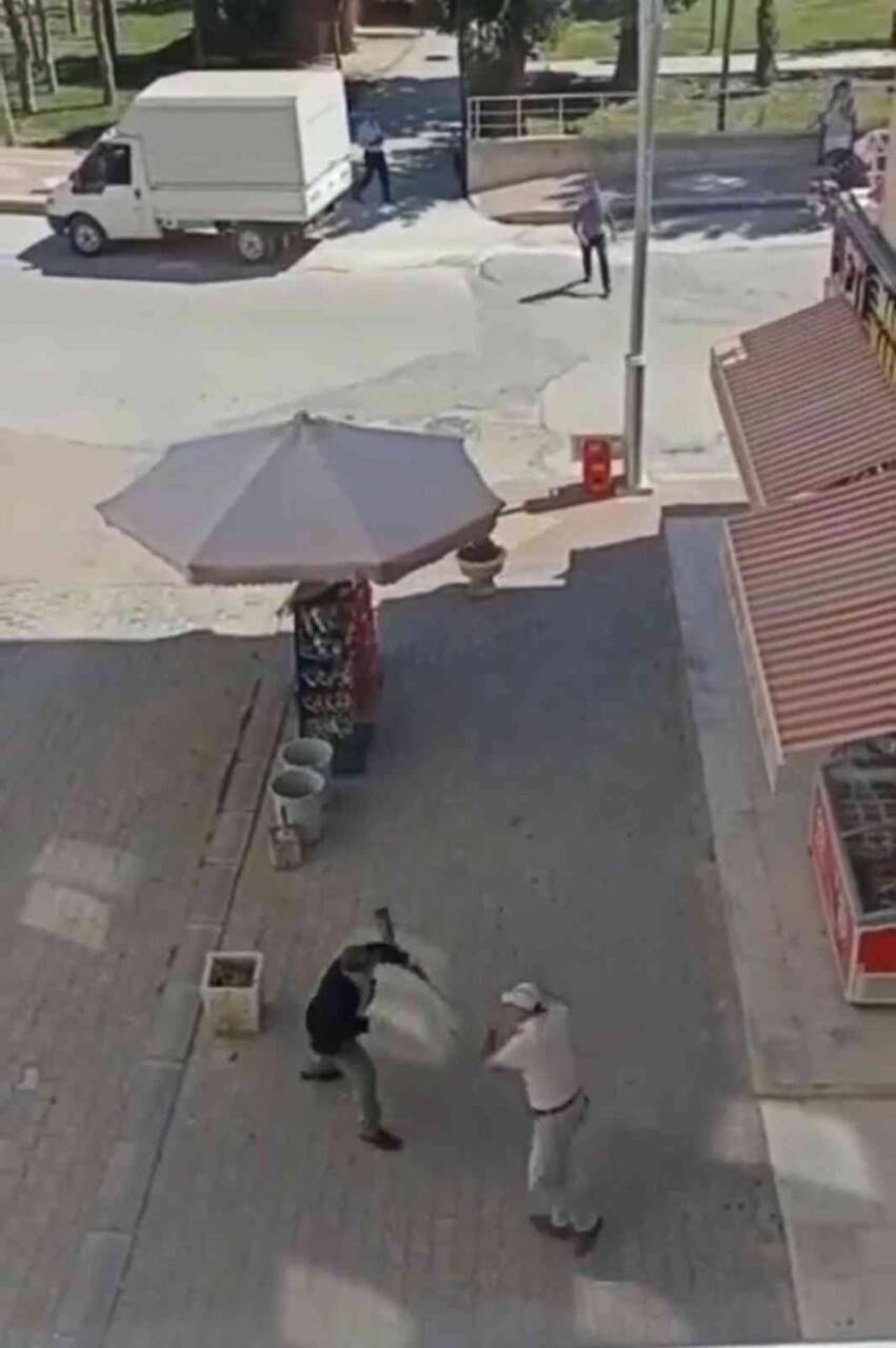 Tartıştığı akrabasının dükkanına kurşun yağdırdı